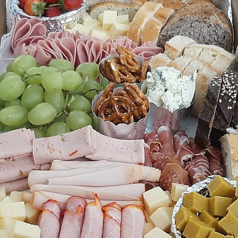 Carnes frías, queso, pan, vino y complementos en tu mesa con feteduvin.com.mx